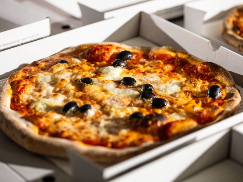 Comment l'olive arrive-t-elle sur la pizza? 